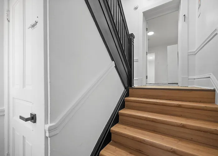 Homestay Shadyside 1e Bright And Modern Private Bedroom With Shared Bathroom